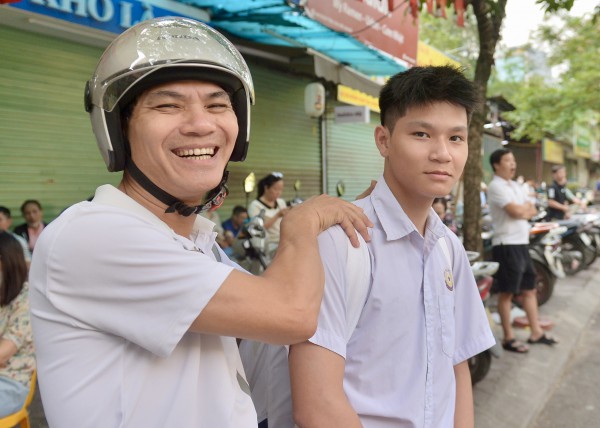 Đưa con vượt 30 km thi vào lớp 10, bố bóp vai mong con viết văn thật tốt