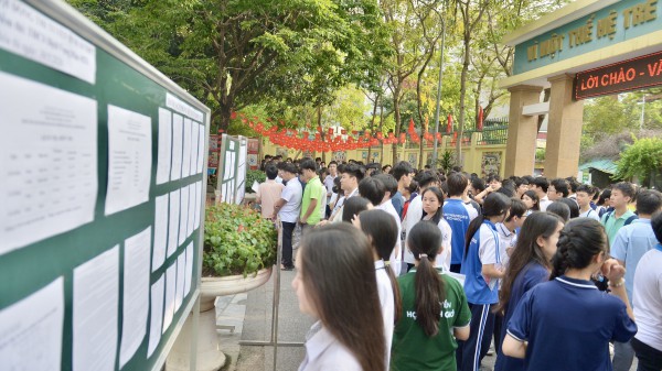 Đưa con vượt 30 km thi vào lớp 10, bố bóp vai mong con viết văn thật tốt
