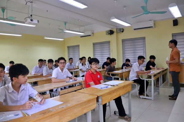 Đưa con vượt 30 km thi vào lớp 10, bố bóp vai mong con viết văn thật tốt