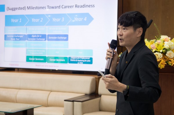 Đưa doanh nghiệp đến trường phổ thông để hướng nghiệp sớm cho học sinh