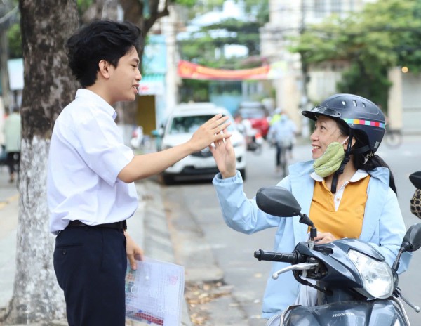 Đứng chờ cháu thi THPT, ông ngoại xúc động nhớ chuyện thi cử 20 năm trước Đứng chờ cháu thi THPT, ông ngoại xúc động nhớ chuyện thi cử 20 năm trước