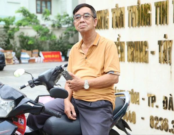 Đứng chờ cháu thi THPT, ông ngoại xúc động nhớ chuyện thi cử 20 năm trước Đứng chờ cháu thi THPT, ông ngoại xúc động nhớ chuyện thi cử 20 năm trước