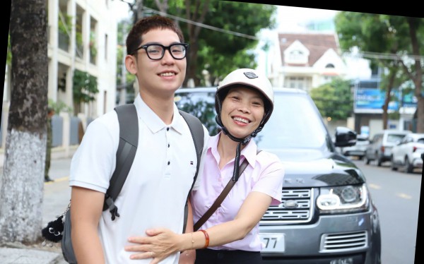 Đứng chờ cháu thi THPT, ông ngoại xúc động nhớ chuyện thi cử 20 năm trước Đứng chờ cháu thi THPT, ông ngoại xúc động nhớ chuyện thi cử 20 năm trước