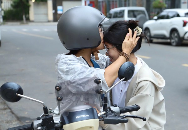 Đứng chờ cháu thi THPT, ông ngoại xúc động nhớ chuyện thi cử 20 năm trước Đứng chờ cháu thi THPT, ông ngoại xúc động nhớ chuyện thi cử 20 năm trước