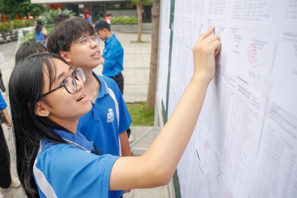 Đứng ngồi không yên với môn thi thứ 3 vào lớp 10