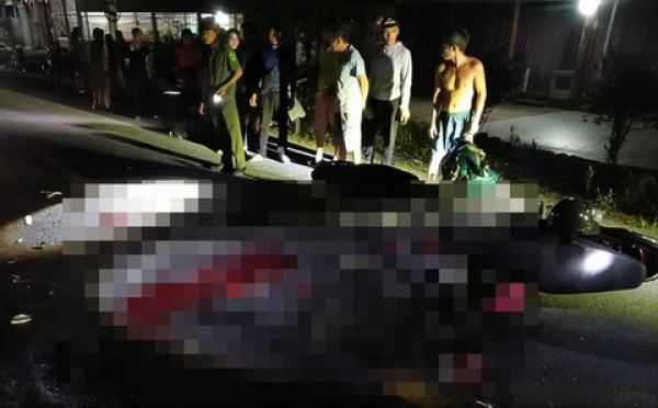 3 xe máy tông liên hoàn trong đêm, 3 người bị thương