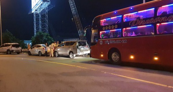 4 ô tô tông liên hoàn trên cầu Rạch Miễu, nhiều người hoảng vía