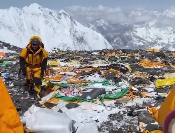 40 tấn rác bị người leo núi bỏ lại trên Everest và 3 ngọn núi khác