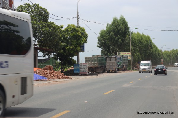 Bắc Giang: Hàng trăm xe quá khổ xếp hàng chờ "cắt cơi"