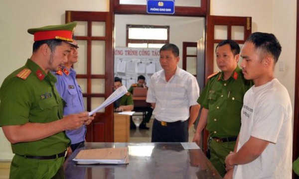 Bắt giam tài xế và nhân viên xe khách đánh người giữa đường