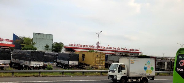 Bé gái 2 tuổi bị ôtô tông tử vong tại trạm dừng chân cao tốc TPHCM - Trung Lương