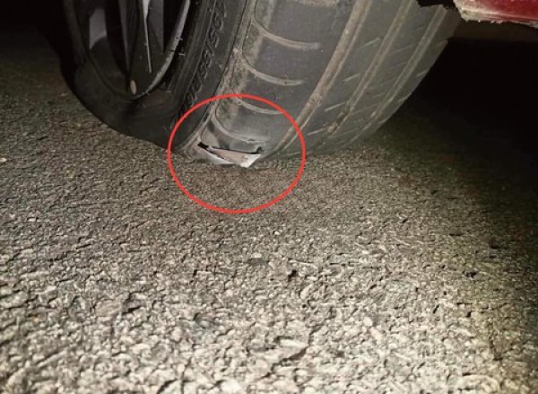 Bị truy đuổi, nhóm người đi ô tô xịt hơi cay, rải đinh 