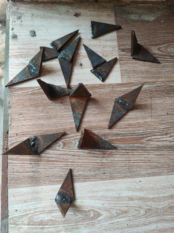 Bị truy đuổi, nhóm người đi ô tô xịt hơi cay, rải đinh 