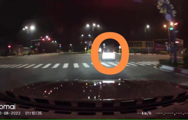 Bị truy đuổi, nhóm người đi ô tô xịt hơi cay, rải đinh 