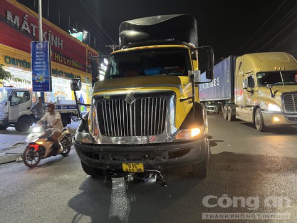 Bị xe đầu kéo cuốn vào gầm, nữ sinh lớp 11 tử vong thương tâm
