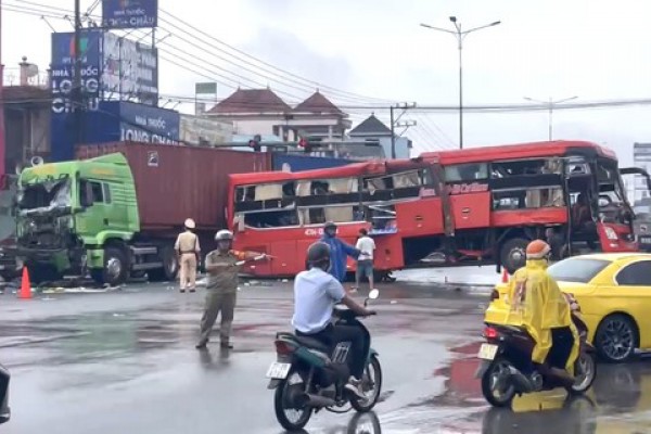 Bình Dương: Tai nạn giữa xe giường nằm và xe container, 4 người bị thương