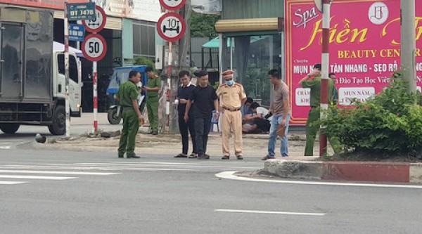 Bình Dương: Xe máy ngã vào gầm xe tải, nam thanh niên bị cán tử vong