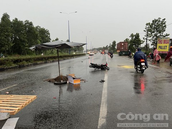 Bình Dương: Xe máy va chạm với xe tải, nam công nhân bị cán tử vong