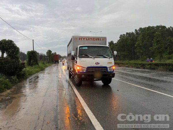 Bình Dương: Xe máy va chạm với xe tải, nam công nhân bị cán tử vong