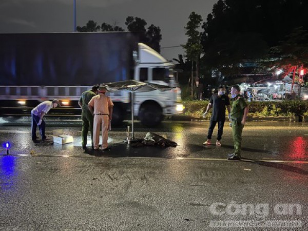 Bình Dương: Xe máy va chạm với xe tải, nam công nhân bị cán tử vong