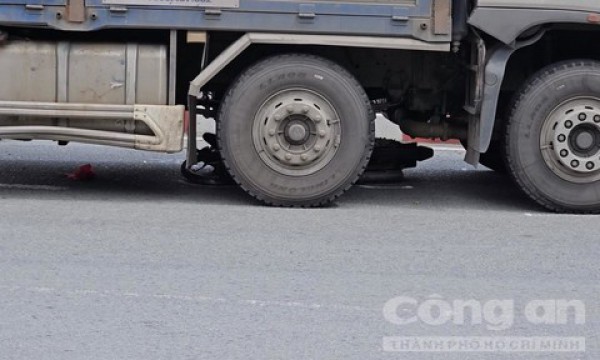 Bình Dương: Xe tải cuốn xe máy vào gầm, 2 người tử vong