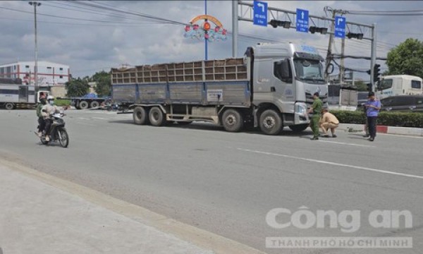Bình Dương: Xe tải cuốn xe máy vào gầm, 2 người tử vong