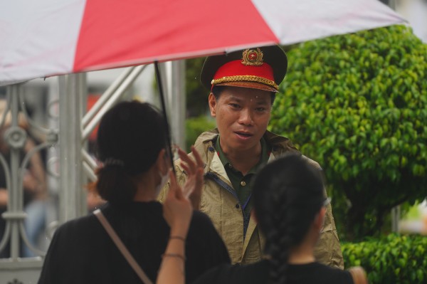 CBCS Công an TPHCM túc trực dưới mưa hướng dẫn người dân đến viếng Tổng Bí thư