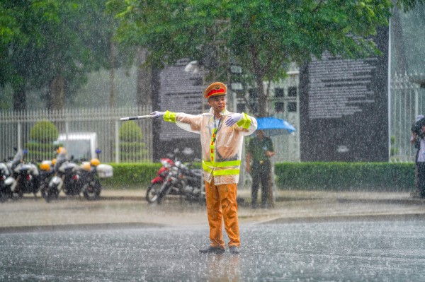 CBCS Công an TPHCM túc trực dưới mưa hướng dẫn người dân đến viếng Tổng Bí thư