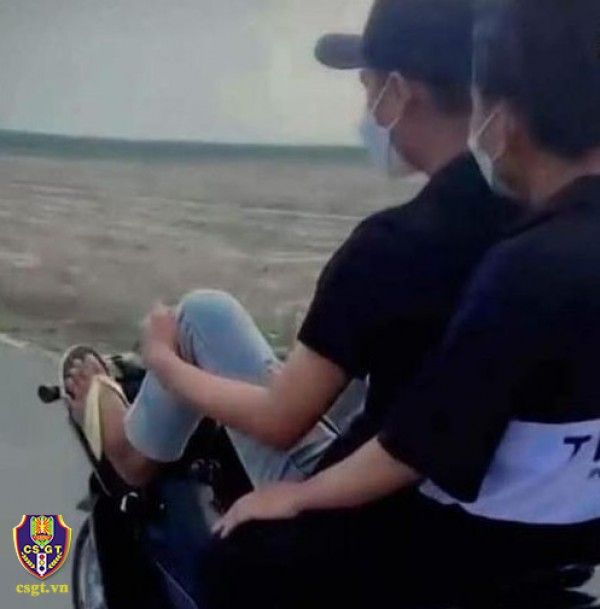 CSGT Bình Dương xử phạt nam thanh niên lái xe bằng chân CSGT Bình Dương xử phạt nam thanh niên lái xe bằng chân
