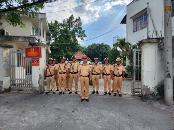 CSGT Công an TPHCM đảm bảo an toàn cho người dân về quê, đi chơi dịp Tết Dương lịch