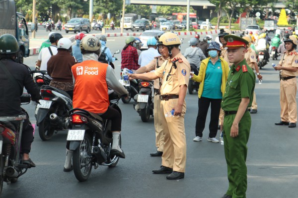 CSGT Công an TPHCM đảm bảo an toàn cho người dân về quê, đi chơi dịp Tết Dương lịch