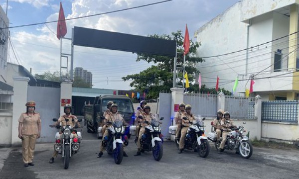 CSGT Công an TPHCM đảm bảo an toàn cho người dân về quê, đi chơi dịp Tết Dương lịch
