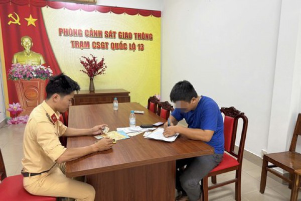 CSGT Công an TPHCM lập biên bản tài xế xe ben chạy lạng lách, giành làn trên Quốc lộ 13