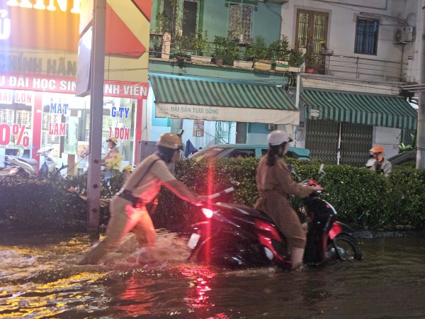 CSGT Công an TPHCM sử dụng xe đặc chủng giúp dân vượt biển nước triều cường CSGT Công an TPHCM sử dụng xe đặc chủng giúp dân vượt biển nước triều cường