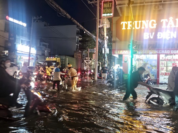 CSGT Công an TPHCM sử dụng xe đặc chủng giúp dân vượt biển nước triều cường CSGT Công an TPHCM sử dụng xe đặc chủng giúp dân vượt biển nước triều cường