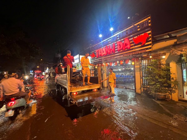 CSGT Công an TPHCM sử dụng xe đặc chủng giúp dân vượt biển nước triều cường CSGT Công an TPHCM sử dụng xe đặc chủng giúp dân vượt biển nước triều cường