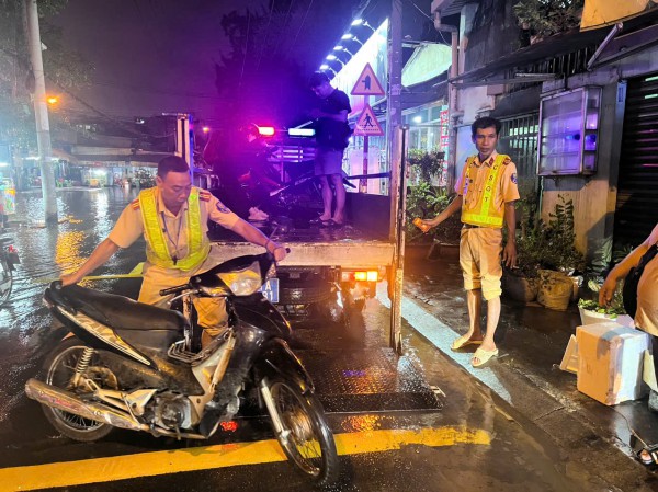 CSGT Công an TPHCM sử dụng xe đặc chủng giúp dân vượt biển nước triều cường CSGT Công an TPHCM sử dụng xe đặc chủng giúp dân vượt biển nước triều cường