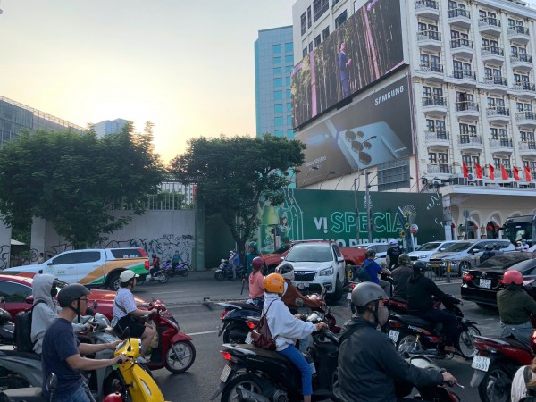 CSGT TPHCM nhanh chóng xử lý hiện trường vụ tai nạn vào giờ cao điểm