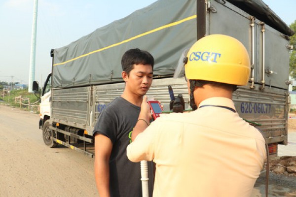 CSGT TPHCM phạt 209 phương tiện ngày đầu cao điểm trên Quốc lộ 1 CSGT TPHCM phạt 209 phương tiện ngày đầu cao điểm trên Quốc lộ 1