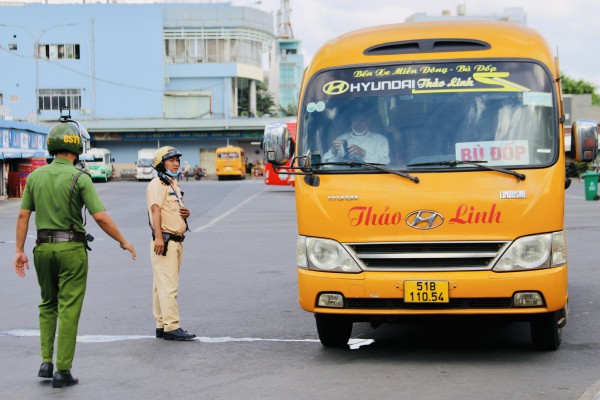 CSGT TPHCM "siết" ý thức lái xe, chủ xe ở Bến xe Miền Đông