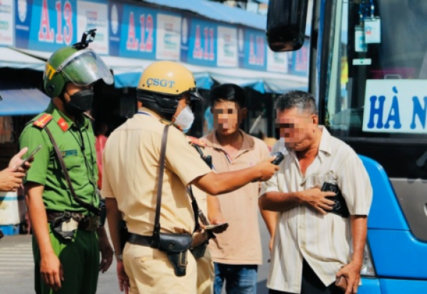 CSGT TPHCM "siết" ý thức lái xe, chủ xe ở Bến xe Miền Đông