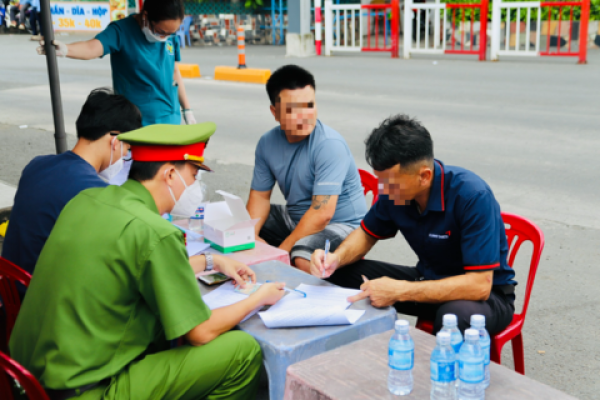 CSGT TPHCM "siết" ý thức lái xe, chủ xe ở Bến xe Miền Đông