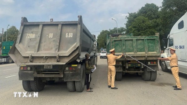 CSGT TPHCM tổng rà soát toàn bộ xe tải và xe sơ-mi rơ-moóc tự đổ tải trọng từ 15 tấn trở lên