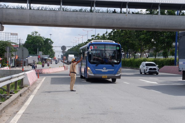 CSGT TPHCM trích xuất thiết bị giám sát hành trình để xử lý tài xế vi phạm