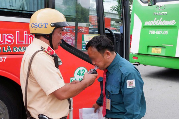 CSGT TPHCM trích xuất thiết bị giám sát hành trình để xử lý tài xế vi phạm