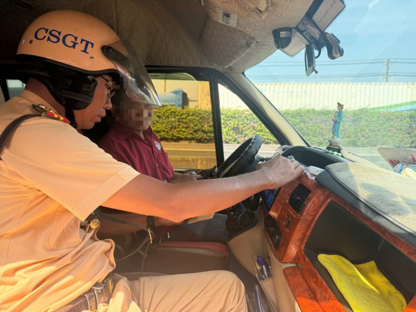 CSGT TPHCM xử lý nhiều xe khách vi phạm giao thông từ kiểm tra camera buồng lái CSGT TPHCM xử lý nhiều xe khách vi phạm giao thông từ kiểm tra camera buồng lái