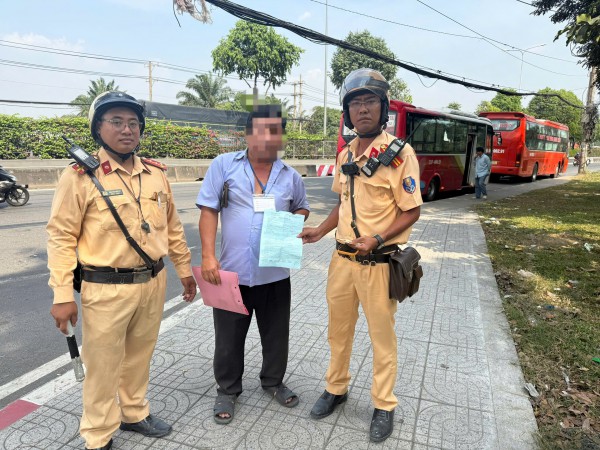 CSGT TPHCM xử lý nhiều xe khách vi phạm giao thông từ kiểm tra camera buồng lái CSGT TPHCM xử lý nhiều xe khách vi phạm giao thông từ kiểm tra camera buồng lái