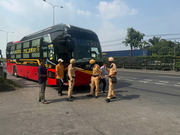 CSGT TPHCM xử lý nhiều xe khách vi phạm giao thông từ kiểm tra camera buồng lái CSGT TPHCM xử lý nhiều xe khách vi phạm giao thông từ kiểm tra camera buồng lái