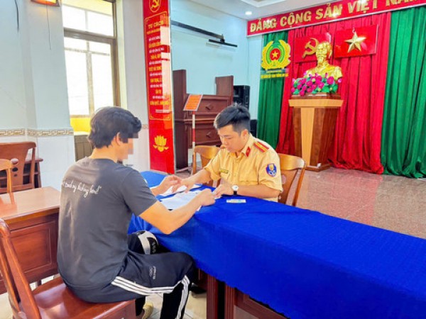 CSGT TPHCM xử lý tài xế xe tải chạy ngược chiều vì… đi theo ‘google maps’