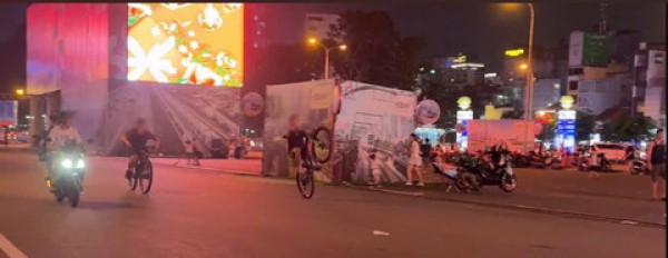 CSGT TPHCM xử phạt hai thanh thiếu niên điều khiển xe đạp bằng một bánh